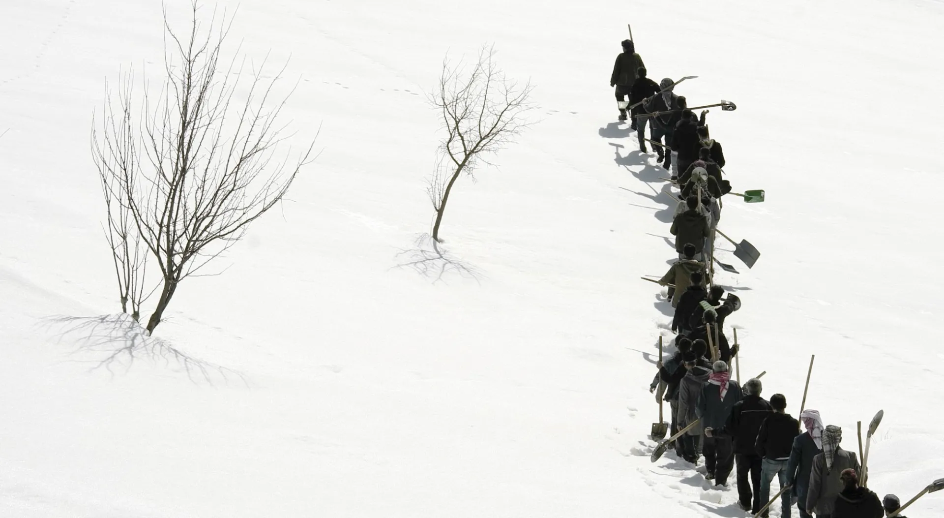 A screengrab from Pınar Öğrenci's Aşît [Avalanche]